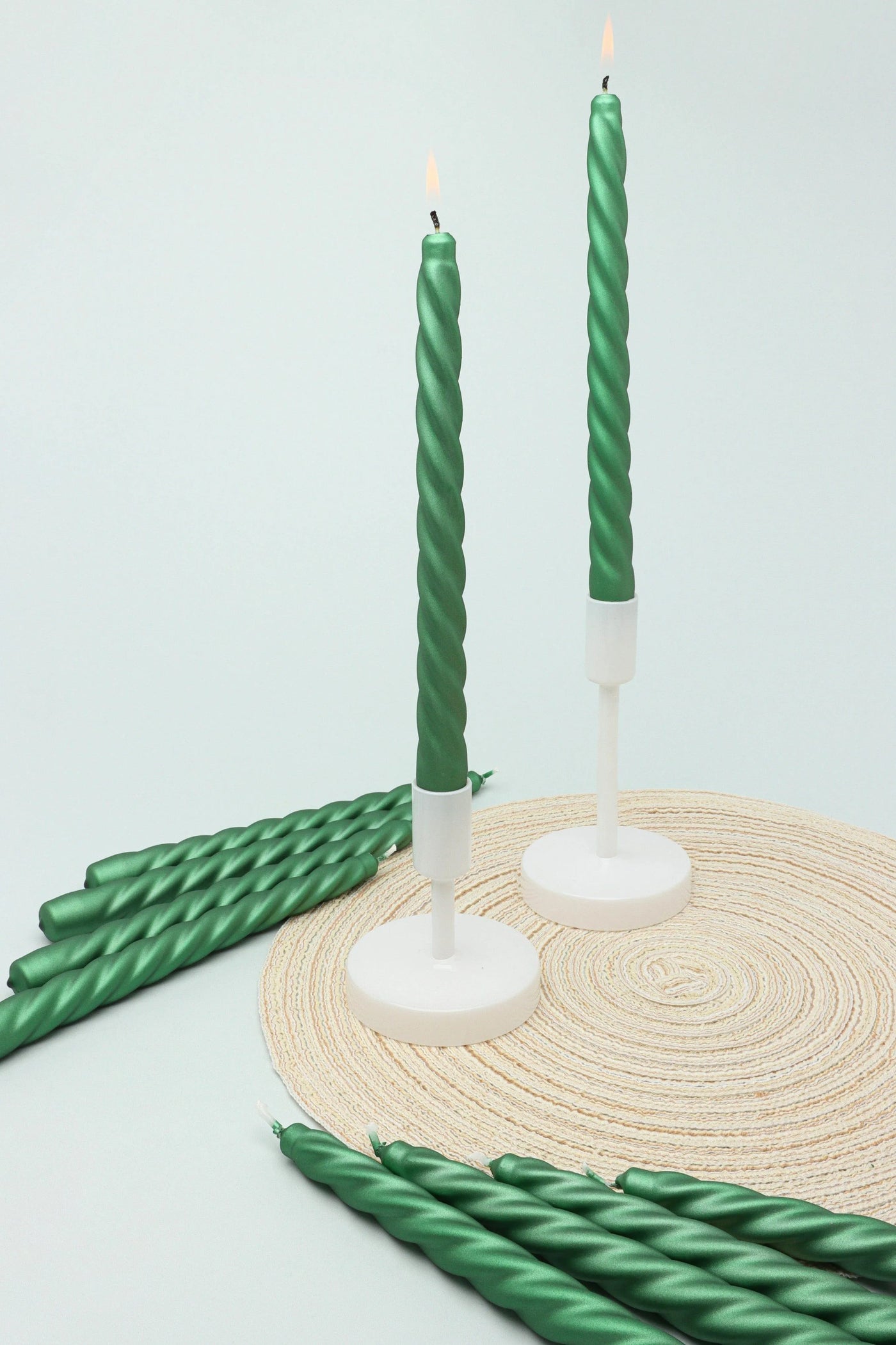 Packung mit 10 oder 20 Coraline Tall Shimmer Forest Green Candlesticks Twisted Dinner Candles
