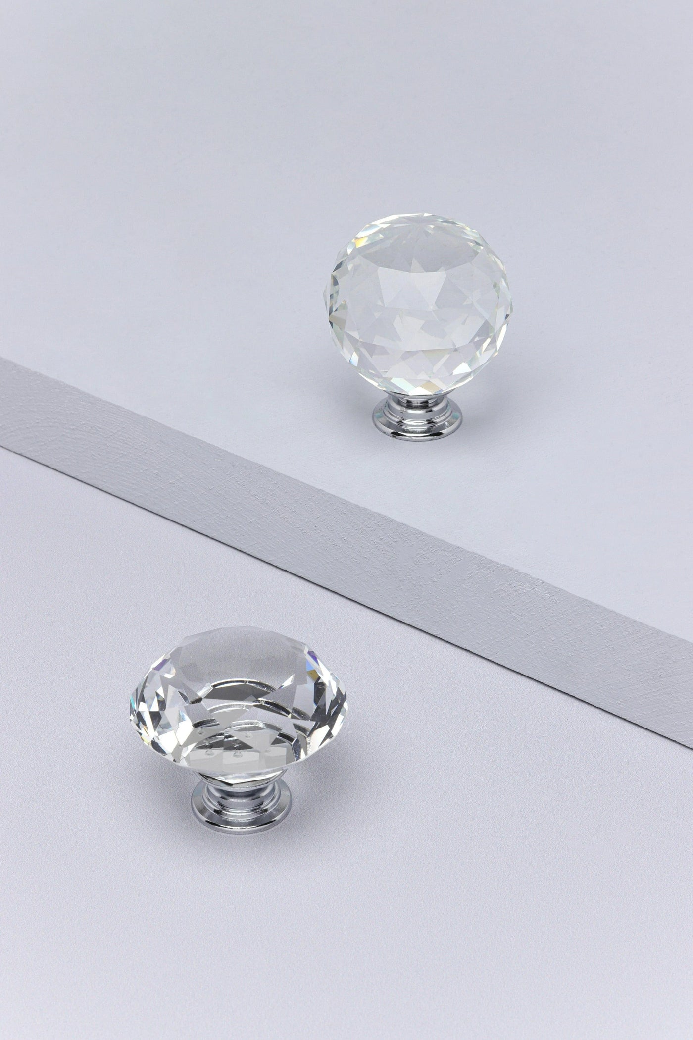 Bouton de placard en cristal taillé au diamant avec base chromée