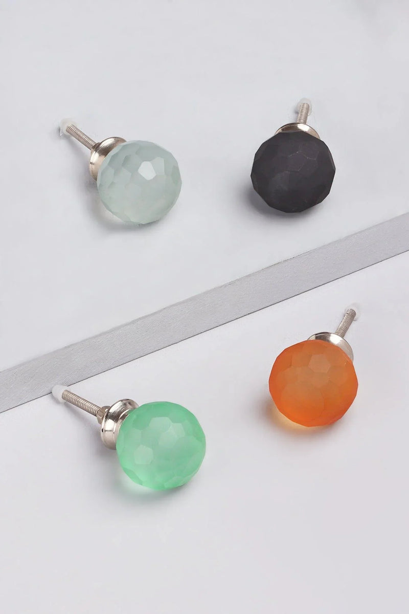 Stilvolle Knopffamilie aus mattiertem Glas mit Diamantwabenstruktur