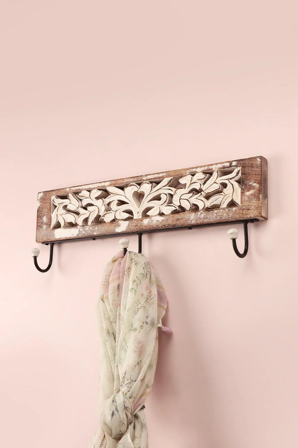 Ensemble de patères en bois recyclé en forme de cœur antique avec plantes