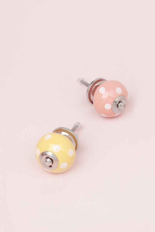 Handgefertigter handbemalter Türknauf aus Keramik mit Punkten in Pastellrosa und Pastellgelb
