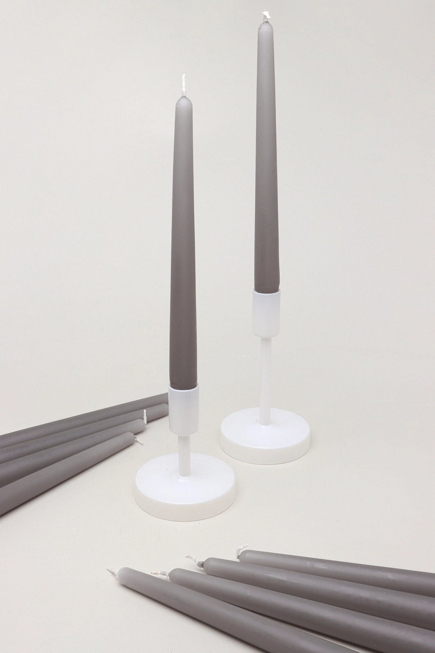 Packung mit 10 oder 20 Coraline Tall Matt Candlesticks Grey Dinner Candles