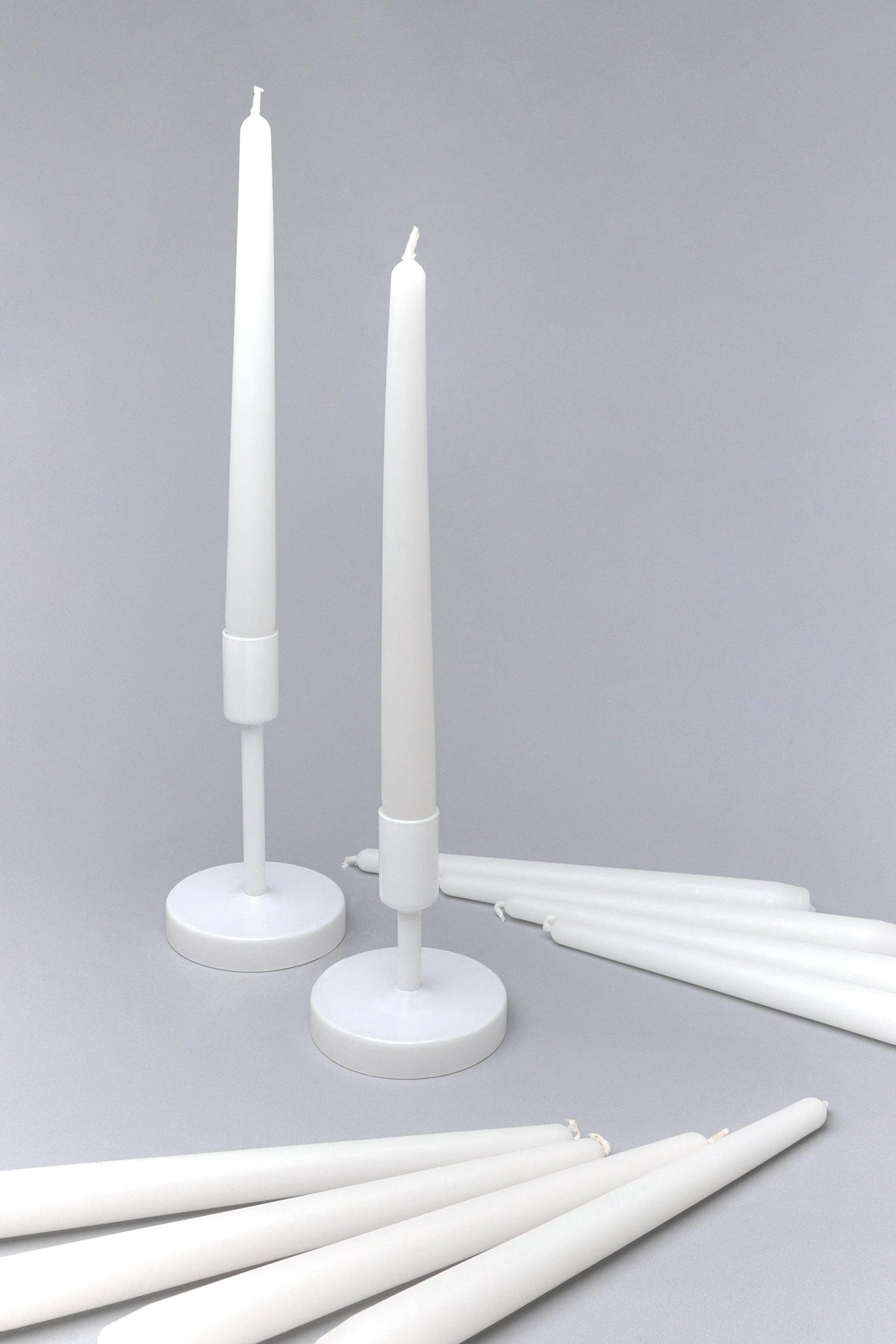 Packung mit 10 oder 20 Coraline Tall Candlesticks, weißen, mattweißen Tafelkerzen