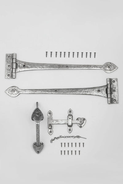 18″ Pair of Gothic Tee Hinges with Thumb Door Latch in Pewter Finish