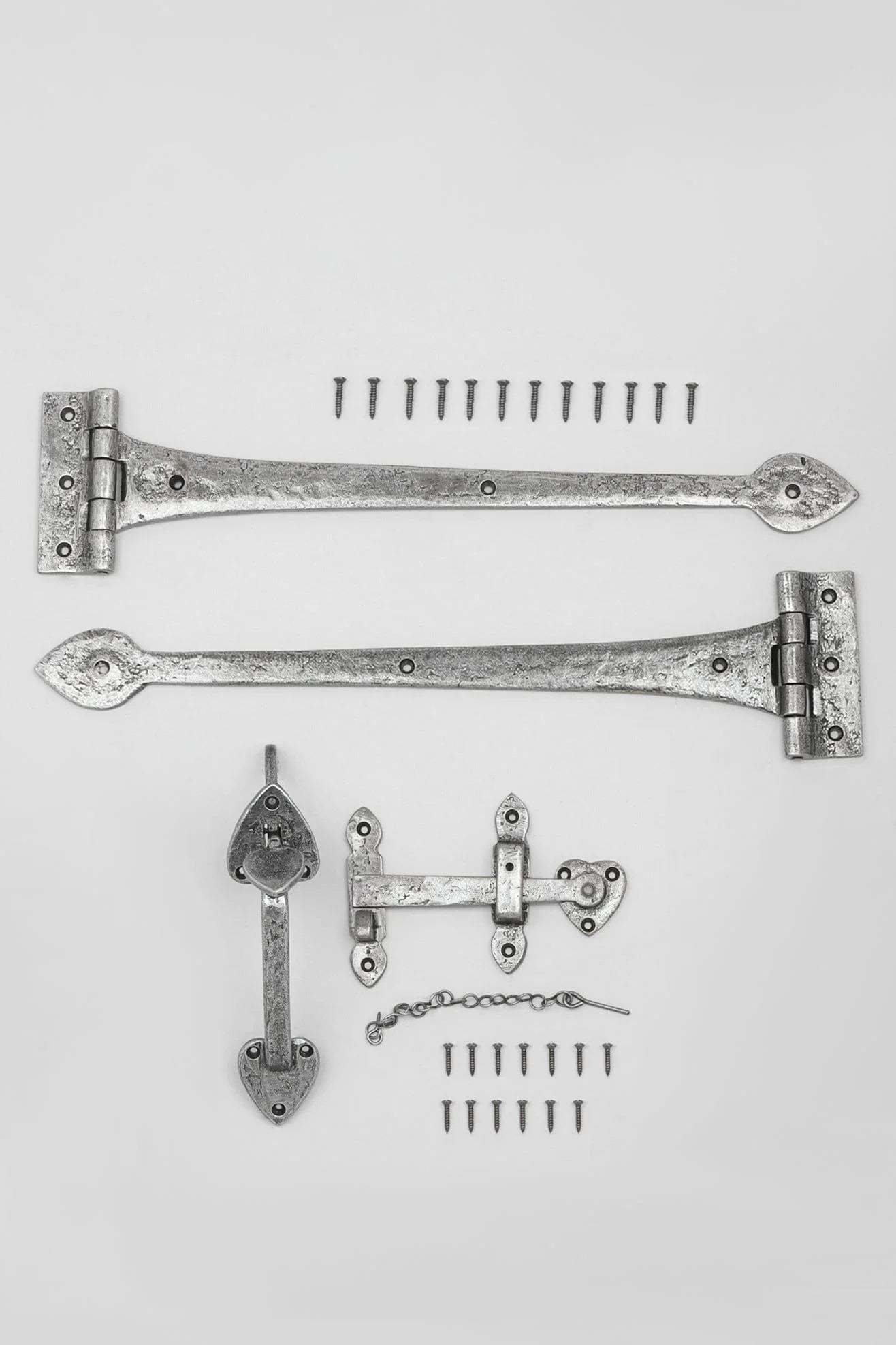 18″ Pair of Gothic Tee Hinges with Thumb Door Latch in Pewter Finish