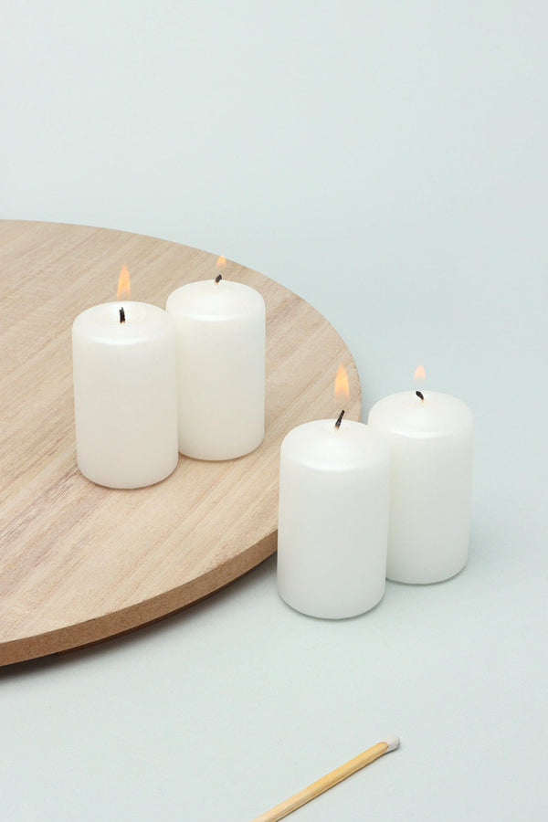 Set mit 4 lackierten, schimmernden Stumpenkerzen in Weiß
