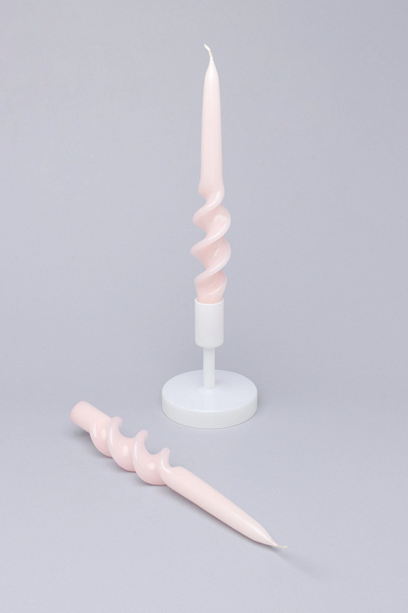 Set mit 2 rosa 9-Zoll-Spiralkerzen, handgetaucht, spitz zulaufende Kirchenkerzen