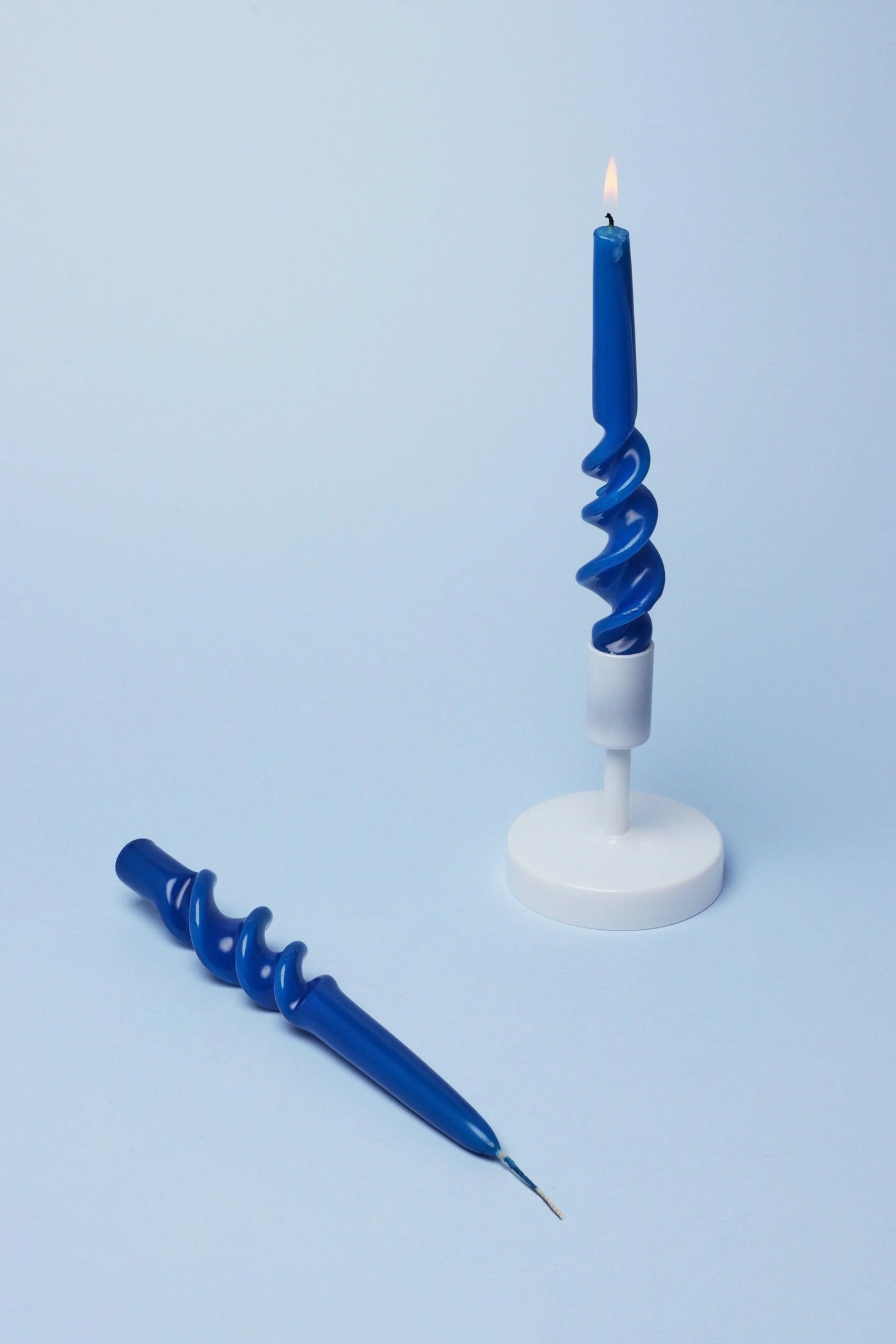 Set mit 2 königsblauen 9-Zoll-Spiralkerzen, gedrehten handgetauchten Kerzenständern, spitz zulaufenden Kirchenkerzen