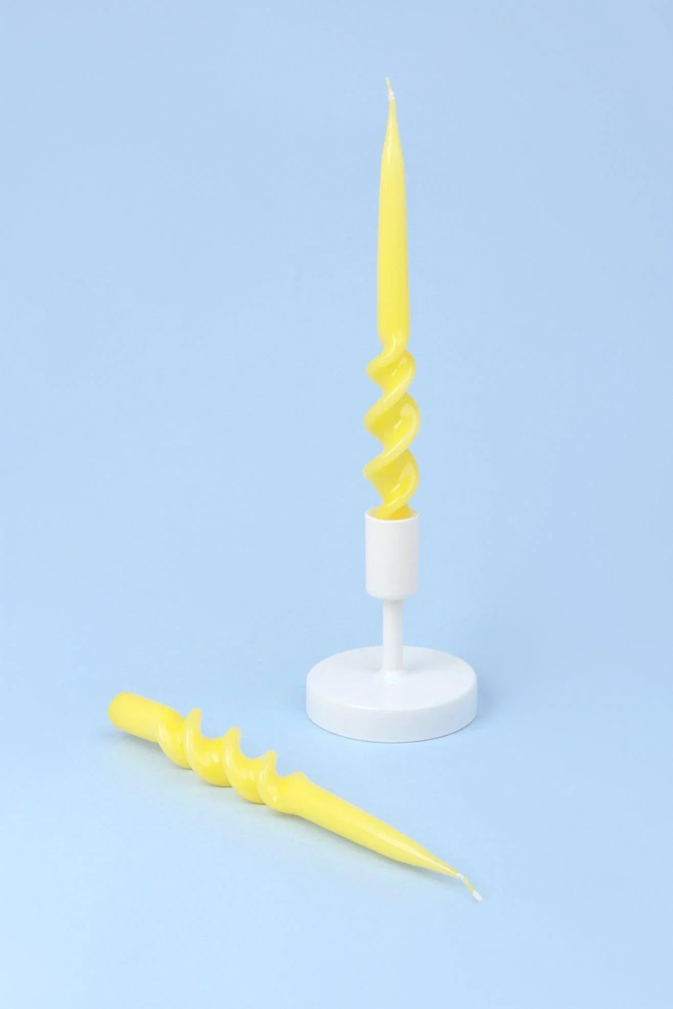 Set mit 2 gelben 9-Zoll-Spiralkerzen, gedrehten handgetauchten Kerzenständern, spitz zulaufenden Kirchenkerzen